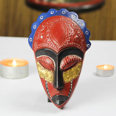 Máscara de madera africana - Máscara de madera africana en rojo con detalles en relieve de Ghana