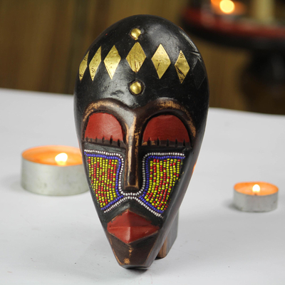 Máscara de madera africana con cuentas de vidrio reciclado, 'Onyeisi' - Máscara de madera africana con cuentas de vidrio reciclado de Ghana