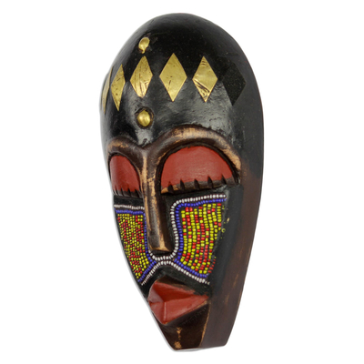 Máscara de madera africana con cuentas de vidrio reciclado, 'Onyeisi' - Máscara de madera africana con cuentas de vidrio reciclado de Ghana