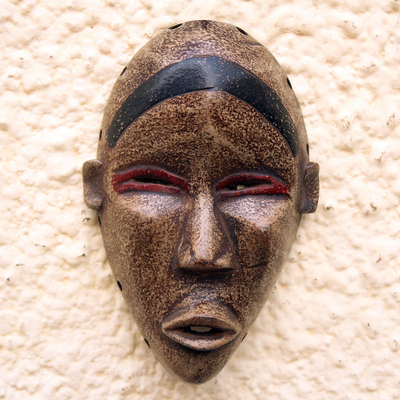 Afrikanische Holzmaske, 'Wissbegieriger Dan - Afrikanische Holzmaske im Dan-Stil mit schielenden Augen aus Ghana