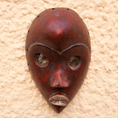 Afrikanische Holzmaske, 'Roter Dan - Afrikanische Holzmaske im Dan-Stil in Rot aus Ghana