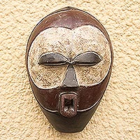 Máscara de madera, 'Expresión Serena' - Máscara africana de madera hecha a mano