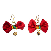 Baumwoll-Ohrhänger, „Lovely Ties“ – Ohrringe mit roter Schleife und Messinghaken aus Ghana