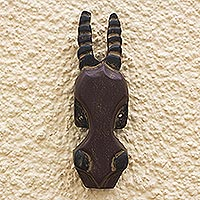 Afrikanische Holzmaske, „Twafo“ – handgeschnitzte Ofram-Holzmaske