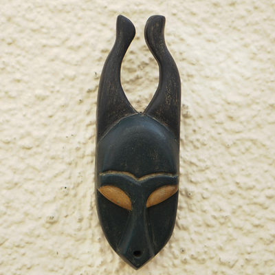 Máscara de madera africana, 'Edumadze' - Máscara de madera de Ofram africana tallada a mano