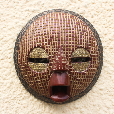 Afrikanische Holzmaske, „Edudzi“ – Runde afrikanische Maske aus geprägtem Messing und Holz