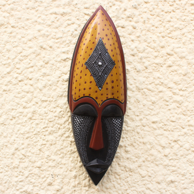 Máscara africana de madera y aluminio - Máscara de madera africana con detalles de aluminio.