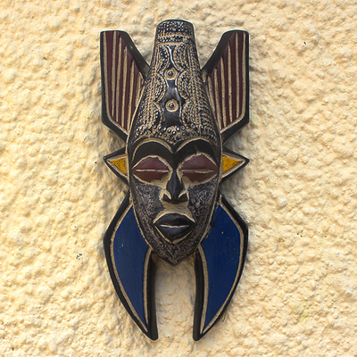 Afrikanische Holz- und Aluminiummaske, „Saha“ – Mehrfarbige afrikanische Holzwandmaske