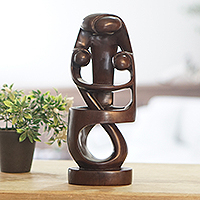 Estatuilla de madera de ébano, 'Madre Monarca' - Estatuilla de madera de ébano tallada a mano de África