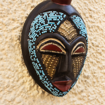 Afrikanische Holzmaske, „Ato“ – handgeschnitzte afrikanische Holzmaske mit Messing- und Glasakzenten