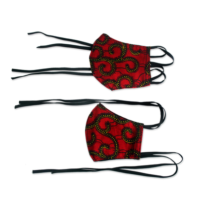 Familienset aus Baumwoll-Gesichtsmasken, „Ruby Paths“ (Paar) – Familienset Paar Gesichtsmasken aus roter Baumwolle mit afrikanischem Aufdruck