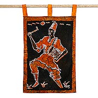 Baumwoll-Batik-Wandbehang, „Celebration“ – handgefertigter Batik-Baumwoll-Wandbehang mit trommelndem Mann