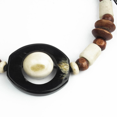 Einheitsarmband aus Perlen - Afrikanisches Einheitsarmband aus braunen und elfenbeinfarbenen Perlen aus Ghana