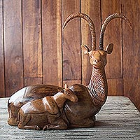 Escultura de madera de ébano, 'Antílope y niño' - Escultura de antílope de madera de ébano tallada a mano