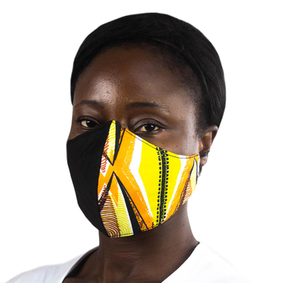 Gesichtsmasken aus Baumwolle, 'Beauty and Fashion' (Paar) - 2 Konturierte Gesichtsmasken aus gelber Baumwolle mit afrikanischem Druck
