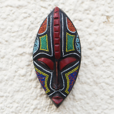 Máscara de madera africana, 'Bisa' - Máscara de cuentas de vidrio y madera de Sese tallada a mano
