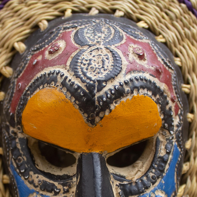 Afrikanische Holzmaske, „Alika“ – handwerklich hergestellte westafrikanische Holzmaske aus Sese-Holz