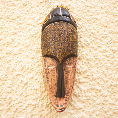 Afrikanische Holzmaske, 'Ekon' – handgeschnitzte afrikanische Maske aus Sese-Holz