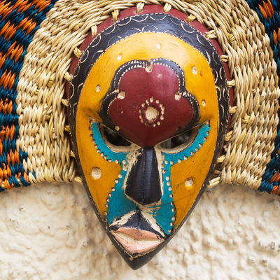 Afrikanische Holzmaske, 'Bunme - Handwerklich hergestellte afrikanische Maske aus Sese Holz
