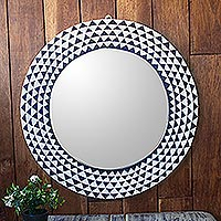 Espejo de pared de madera, 'Graceful Reflection in Blue' (22 pulgadas) - Espejo redondo de madera Sese con motivo triangular (22 pulgadas)