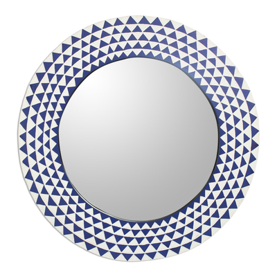 Holzwandspiegel, „Graceful Reflection in Blue“ (22 Zoll) – Runder Sese-Holzspiegel mit Dreiecksmotiv (22 Zoll)