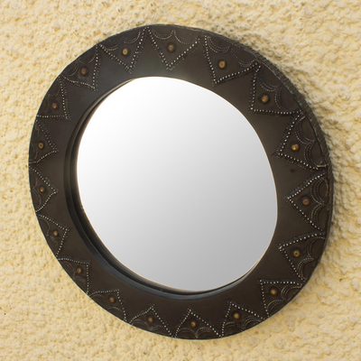 Spiegel aus Holz und Metall, 'Tribal Reflection' - Runder Wandspiegel aus Holz und Metall