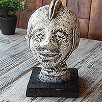 Keramikskulptur „Mighty Head“ – Kunsthandwerklich gefertigte Keramikskulptur aus Afrika