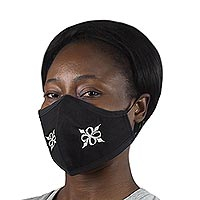 Máscara facial de algodón, 'Pempamsie in White' - Máscara facial Adrinka Pempamsie negra con bucles elásticos para los oídos