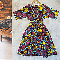 Kurzarmkleid aus Baumwolle, „Good Woman Reprise“ – Knielanges, kurzärmeliges Baumwollkleid aus Ghana