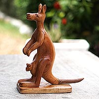 Skulptur aus Mahagoniholz, „Hüpfendes Känguru“ – handgefertigte Känguru-Skulptur aus Mahagoniholz