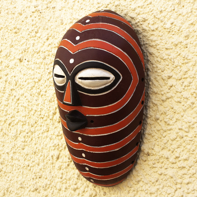 Afrikanische Holzmaske, 'Songye' - Gestreifte afrikanische Sese-Holzmaske aus Westafrika