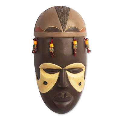 Máscara de madera africana - Máscara hecha a mano con cuentas de vidrio y madera de sesé