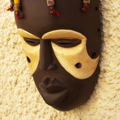 Máscara de madera africana - Máscara hecha a mano con cuentas de vidrio y madera de sesé