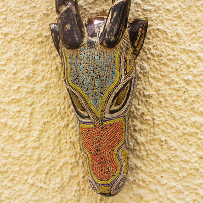 Afrikanische Holzmaske, 'Shanu Dagi' - Sese Holz und recycelte Glasperlen Antilopen Maske