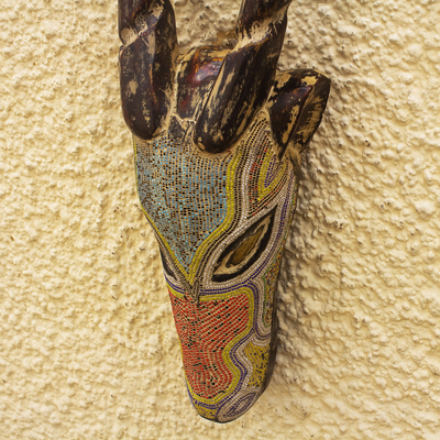 Máscara de madera africana, 'Shanu Dagi' - Máscara de antílope de cuentas de madera y vidrio reciclado de Sese