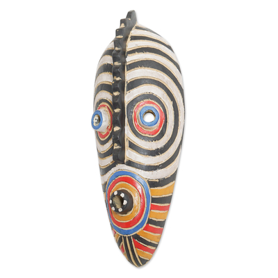 Afrikanische Holzmaske, „Dinpa“ – handbemalte längliche Sese-Holzmaske aus Ghana