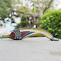 Holzstatuette „Regenbogendelfin“ – Delfinstatuette aus Sese-Holz und recycelten Glasperlen