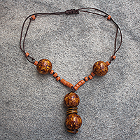 Halskette aus Holz und recycelten Glasperlen, „Solace“ – Halskette mit Anhänger aus Holz und recycelten Glasperlen von Sese
