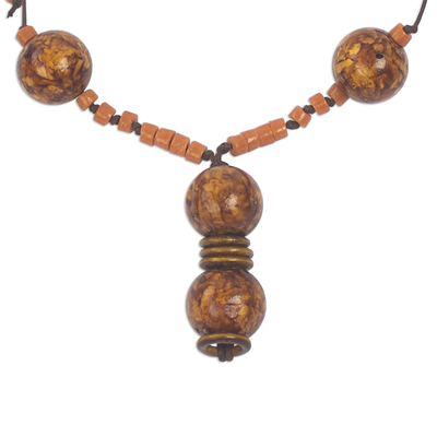 Halskette aus Holz und recycelten Glasperlen - Halskette mit Anhänger aus Sese-Holz und recycelten Glasperlen