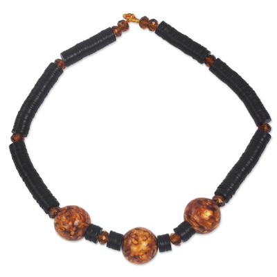 Halskette mit Holzperlen, „Akutu“ – handgefertigte Halskette mit Perlen aus Sese-Holz und recyceltem Glas
