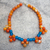 Halskette aus orangefarbenem und blauem Achat und recycelten Glasperlen