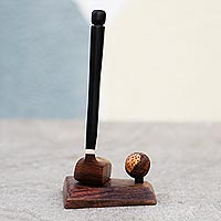 Estatuilla de madera de ébano y caoba, 'Hole in One' - Escultura de golf de madera de caoba y ébano tallada a mano