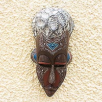 Máscara de madera africana, 'Un buen anciano' - Máscara de madera africana con detalle de placa de aluminio