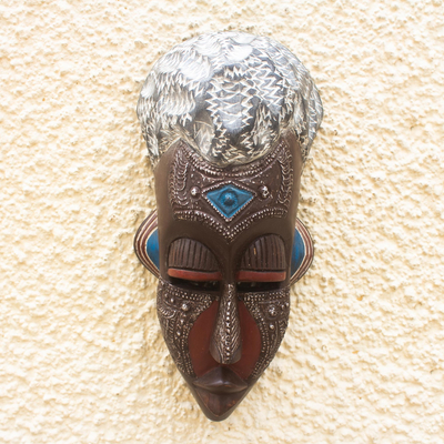 Máscara de madera africana - Máscara Africana de Madera con Detalle de Placa de Aluminio