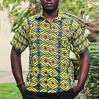 Camisa de algodón para hombre, 'Un día en el mar' - Camisa de algodón para hombre con estampado geométrico de Ghana