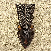 Afrikanische Holzmaske, „Beautiful People“ – handgeschnitzte afrikanische Sese-Holz- und Aluminiumplattenmaske