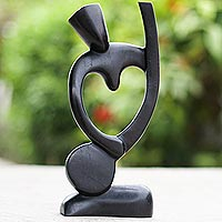 Escultura de madera, 'Mi corazón' - Escultura artesanal de madera Sese con temática de corazón