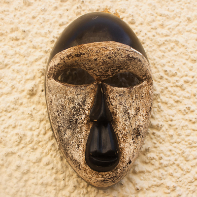 Afrikanische Holzmaske, 'Nusetor' - Bemalte afrikanische Sese-Holzmaske