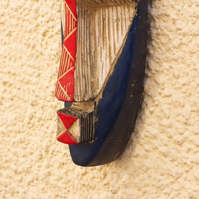 Máscara de madera africana, 'Amewuga' - Máscara de madera africana Sese hecha a mano en azul y rojo