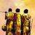 'Massai-Krieger' - Gelbes Acrylgemälde auf Leinwand aus Ghana